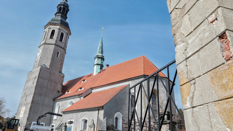 Die Hirschfelder Kirche mit ihrer Vorkirche.