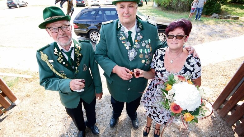 Tobias May (Mitte) a konnte sich im vergangenen Jahr als Schützenkönig feiern lassen. Wenn es nach Dietmar Merkel (links), Vorsitzender des Harthaer Schützenvereins, geht, wird dieser Titel auch in diesem Jahr wieder vergeben.