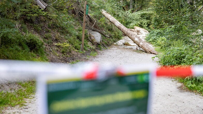 Umleitung im Amselgrund bei Rathen: Der beliebte Wanderweg bleibt auf unbestimmte Zeit dicht.