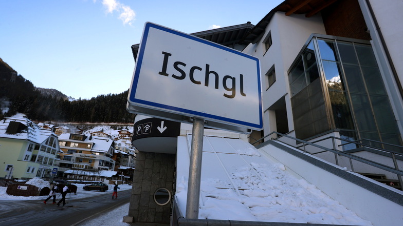 Skifahrerin stürzt in Tirol aus Sessellift