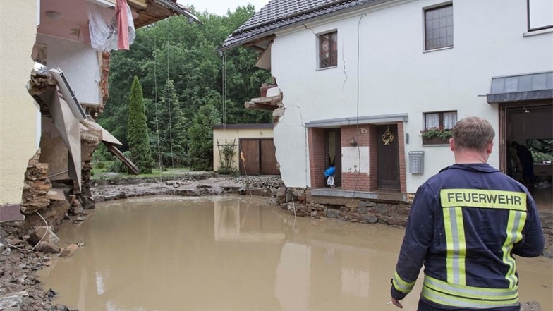 So sieht es am Nachmittag des 9. Juni 2013 auf dem Grundstück von Familie Brückner in Kleinzschorna aus: Nach einem Starkregen wird das kleine Kotitzer Wasser plötzlich zum reißenden Strom, der sogar Häuserwände mitreißt.