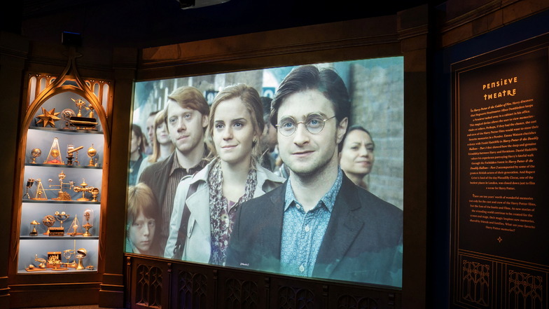 Ab 9. Mai kann das Publikum in München in einer Ausstellung in die Zauberwelten rund um die "Harry Potter" eintauchen. Bei einer Vorstellung der Schau   wurden jetzt auch Details zu einer Serie bekannt.
