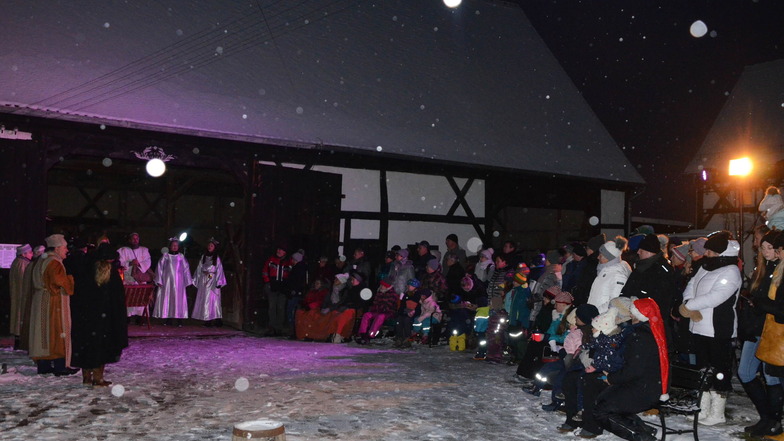 Schneefall bei der Aufführung: Kommenden Sonntag bringen die Krippenspieler Decken für ihr Publikum mit.
