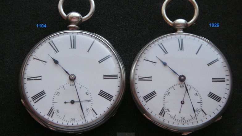Jürgen Peter besitzt zwei frühe Uhren von Moritz Grossmann. Sie besitzen die Seriennummern 1.104 und 1.026. Die linke Uhr löst seinen Forscherdrang aus.