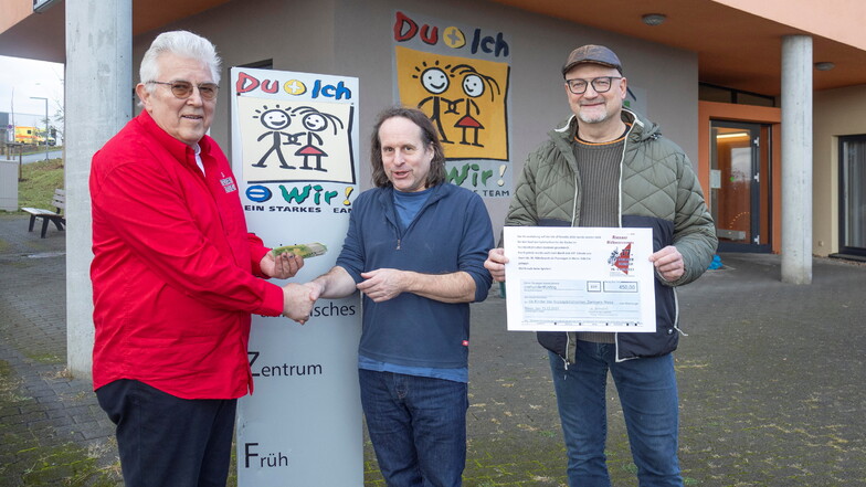 Hans-Jürgen Macioschek (l.) und Holger Selle (r.) übergeben eine Spende ans Riesaer SPZ um Leiter Dr. Martin Hildebrandt (Mitte).