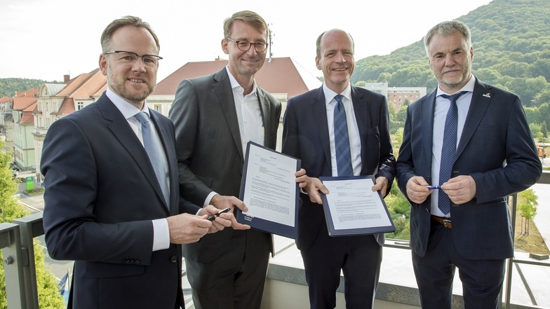 Die Absichtserklärung unterzeichneten Oliver Gaber,  Roland Wöller, Matthias Haß und Uwe Rumberg (v.l.).