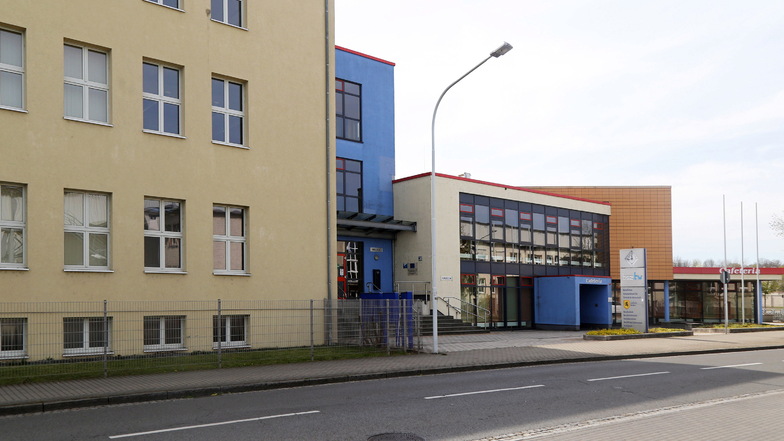 Das Berufsschulzentrum in Riesa an der Paul-Greifzu-Straße - schon ab August soll es von Änderungen betroffen sein, die man in Dresden derzeit noch ausarbeitet.