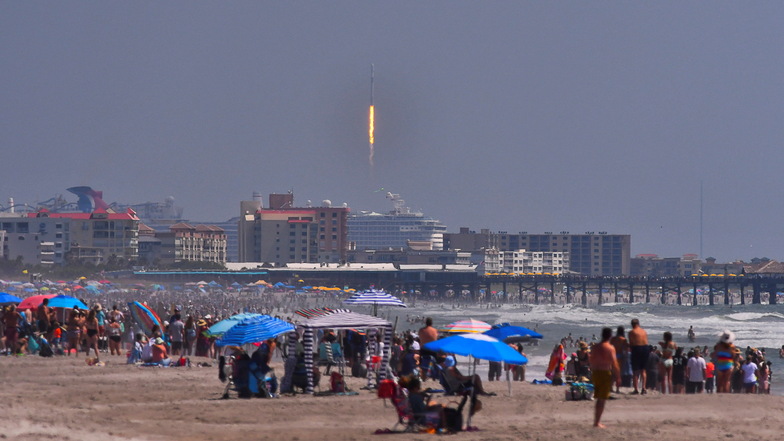 Menschenmengen am Strand von Cocoa Beach beobachten den Start einer SpaceX Falcon 9-Rakete mit der "Euclid" der Europäischen Weltraumorganisation ESA.