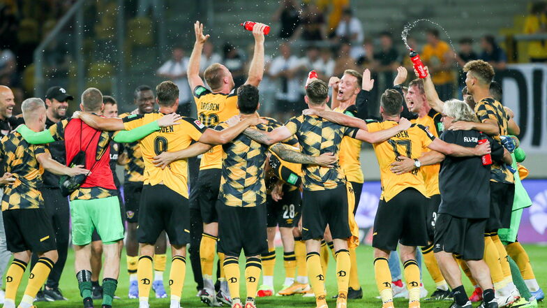 Nach dem Schlusspfiff feiern Dynamos Sieger im Kreis mit Kapitän und Torschütze Sebastian Mai (M.) als Vortänzer in der Mitte.