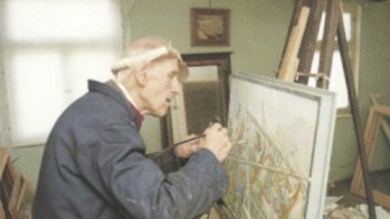 Otto Garten beim Malen in seinem Atelier in Elstra.