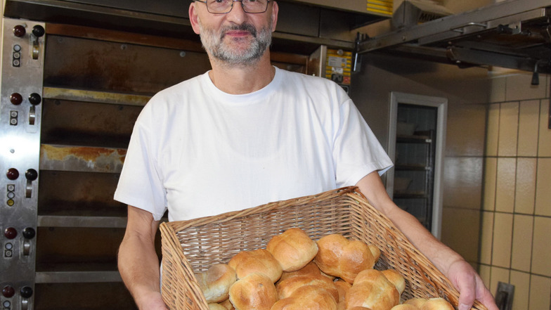Die Semmeln sind nicht nur bei den Reichenbachern beliebt. Die kleine Bäckerei hat viele Stammkunden aus der ganzen Region. Reinfried Schulze backt nach altem Familienrezept.