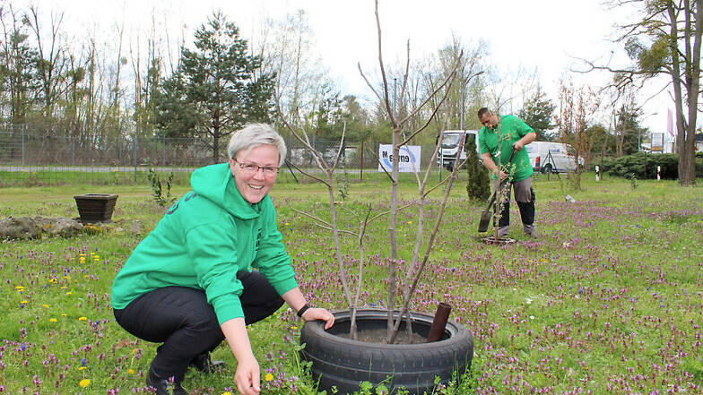 Auf dem Bild sind Schatzmeisterin Ivonne Schulze und der Vereinsvorsitzende Marcel Domaschke nach einer Baumpflanzung zu sehen.