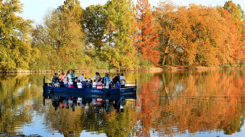 Sommerfeeling am 30. Oktober: Eine Fähre überquert im Wörlitzer Park bei milden 23 Grad mit Besuchern den See. Deutschlandweit war es in Sachsen am wärmsten.