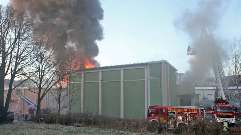 Kurz darauf zündete das Feuer durch, sodass noch weitere Hallen betroffen wurden.
