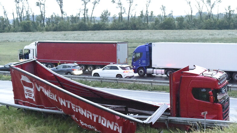 Ein beschädigter LKW-Anhänger liegt auf der Autobahn D2 bei Břeclav.