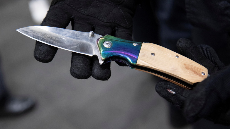 Symbolfoto: Hat ein Räuber ein Messer bei sich, gewinnt das Verbrechen automatisch an Schwere, unabhängig davon, ob die Waffe genutzt wird. So geschehen am Sonntag in Riesa.