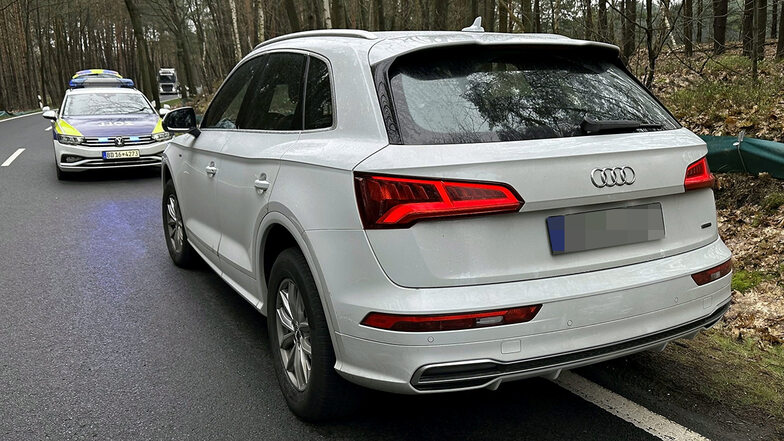 Polizisten und Zöllner haben bei Niesky am Donnerstag diesen gestohlenen Audi sichergestellt.