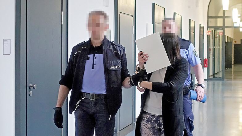 Zum Prozessauftakt bringen Wachtmeister die Angeklagte in den Schwurgerichtssaal des Landgerichts Dresden. Die 23-Jährige wird wenig später gestehen, dass sie ihrer Bekannten mit einem Messer in die Schulter gestochen hat.
