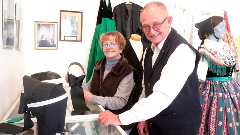 Renate Scharf ist Ankleidefrau in Bergen. Das Foto zeigt sie mit Werner Böhme, dem Vorsitzenden des Vereins zur Pflege der Regionalkultur der mittleren Lausitz. Zu sehen ist eine Figurine mit Hoyerswerdaer Festtagstracht.