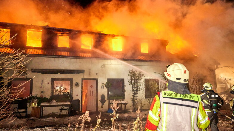 Die Feuerwehrleute konnten das Haus nicht retten. Starker Wind verstärkte das Feuer.