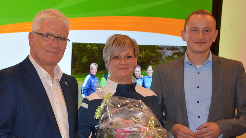 Susann Wobst erhielt wie alle Ausgezeichneten die Glückwünsche von KSB-Präsident Julian Schiebe (r.) und Vizepräsident Volker Hegewald.