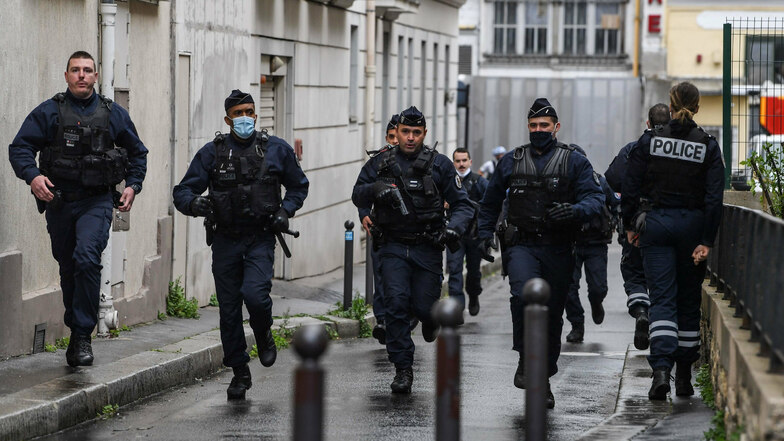 Französische Polizisten eilen zum Tatort. Die Polizei forderte die Bevölkerung dazu auf, den Bereich im elften Arrondissement zu meiden.