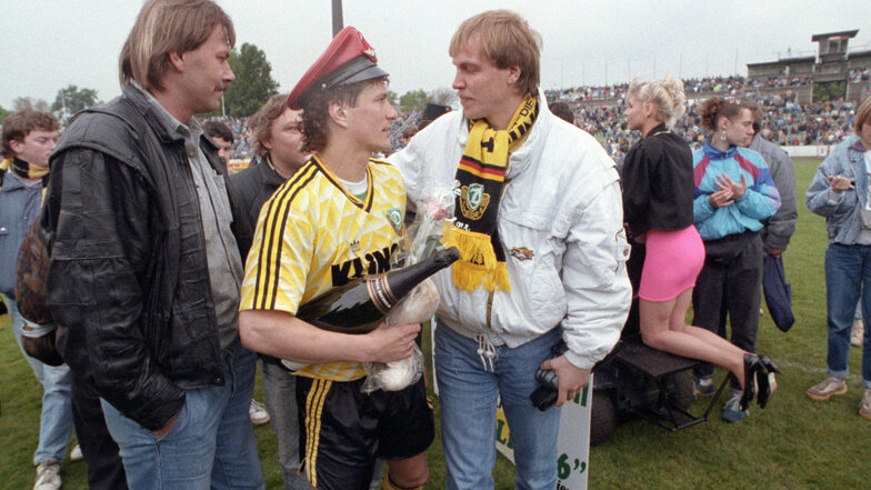 Torsten Gütschow freut sich gemeinsam mit einem Fan.