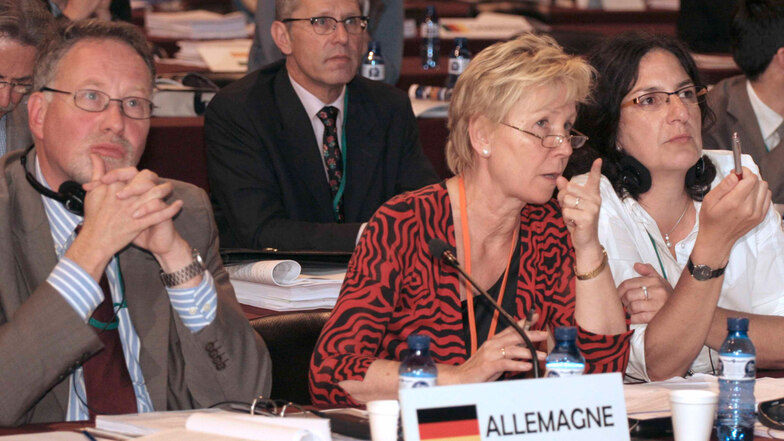 Helma Orosz (Mitte) bei der Unesco-Tagung im spanischen Sevilla. Dort wurde Dresden der Titel aberkannt.