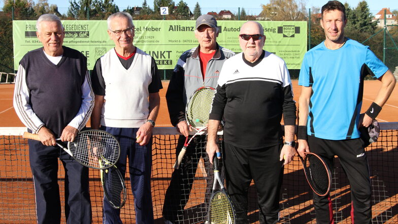 Manfred Hingst (von links), Abteilungsleiter Tomas Schulze, Klaus Buschmann, Peter Degen und Heiko Kretschmer spielen mit Begeisterung Tennis.