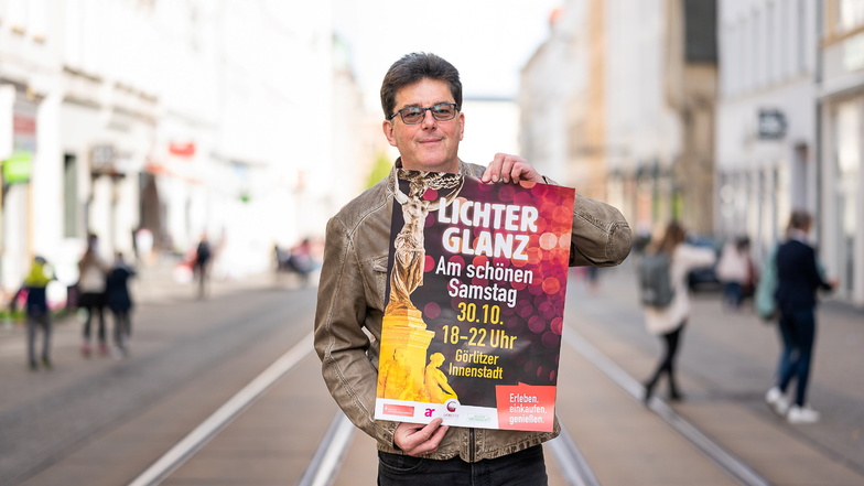 Frank Reimann mit dem Plakat zur Aktion Lichterglanz des Aktionsringes Görlitz auf der Berliner Straße.