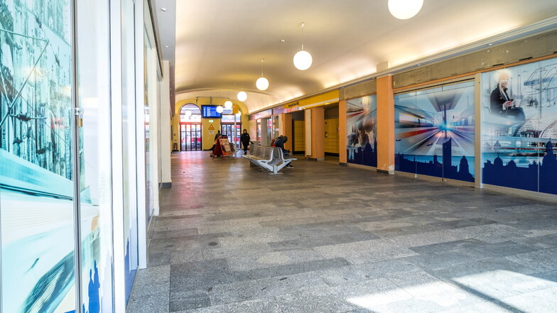 Blick in die Bahnhofshalle: Hier ist Platz für Geschäfte, doch außer einem Bäcker (hinten links) und dem DB-Reisezentrum (gegenüber davon) sind die vorhandenen Räume ungenutzt.