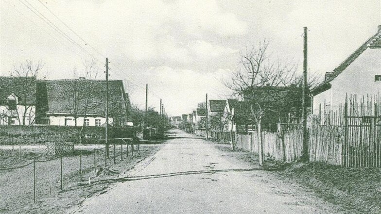 ist ein Sonderfall. Das Dorf wurde 1938 geräumt, später von schlesischen Kriegsflüchtlingen bewohnt. Sie gründeten hier die erste LPG der Region – und durften bleiben. Das Dorf blieb.