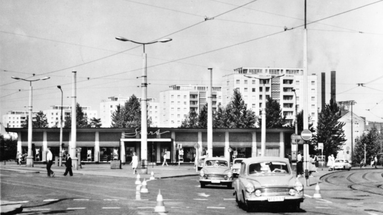 Blick Richtung Freiberger Straße im Jahr 1967. Am Straßenrand ein Flachbau mit Geschäften. Foto: Sammlung Holger Naumann