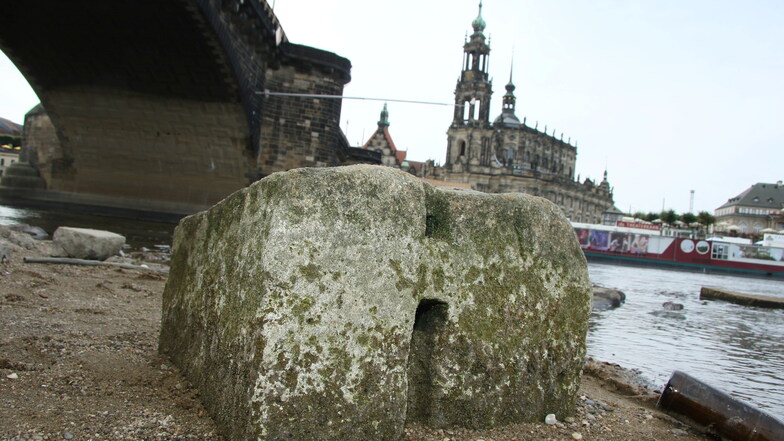 Uralte Zeugen der Dresdner Baugeschichte können auf der Neustädter Seite der Augustusbrücke besichtigt werden. Dazu gehört auch dieser Stein.