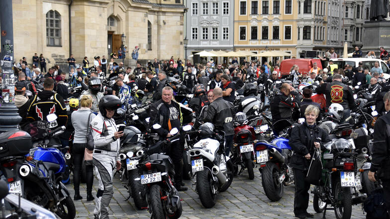 Ärger in Leder: Biker-Kundgebung am Samstag vor der Dresdner Frauenkirche.