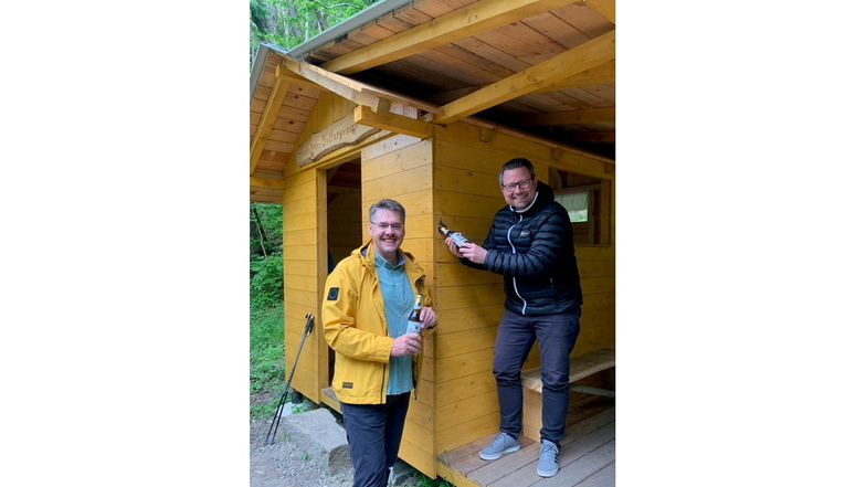 Darauf natürlich ein Bier. Hohnsteins Bürgermeister Daniel Brade (SPD) mit Radeberger-Sprecher Hendrik Wagner an der neuen Schutzhütte.