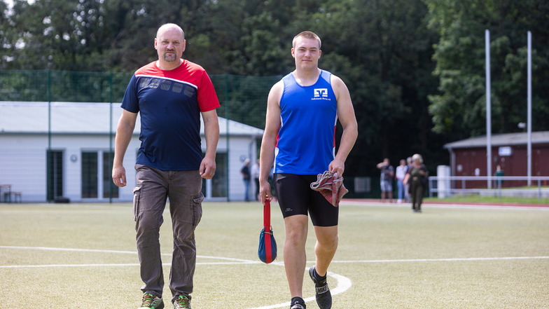 Lukas Schober mit Vater und Trainer Ronny Schober auf der Anlage in Freital-Weißig.