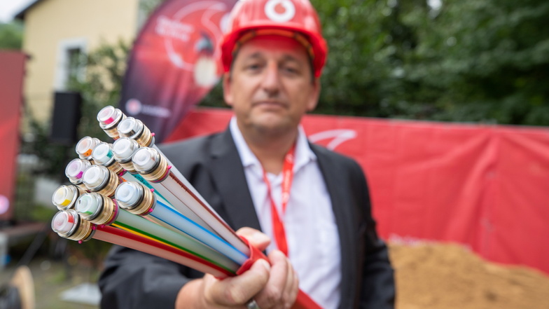Axel Andrée von Vodafone mit einem neuen Kabelstrang in Pirna: Über 300 Kilometer Glasfaser werden in der Stadt verlegt.