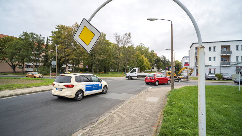 Wie an einer Bogenlampe hängt das Vorfahrtsschild an der Alleestraße, Ecke Schlosserstraße. An der Kreuzung könnte der Verkehr künftig anders fließen.