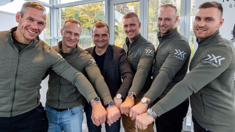 Das Bobteam Friedrich wurde mit neuen Uhren ausgestattet: Candy Bauer, Francesco Friedrich, Uwe Ahrendt (GF Nomos), Torsten Margis, Alexander Schüller und Flix Straub (v.li.)