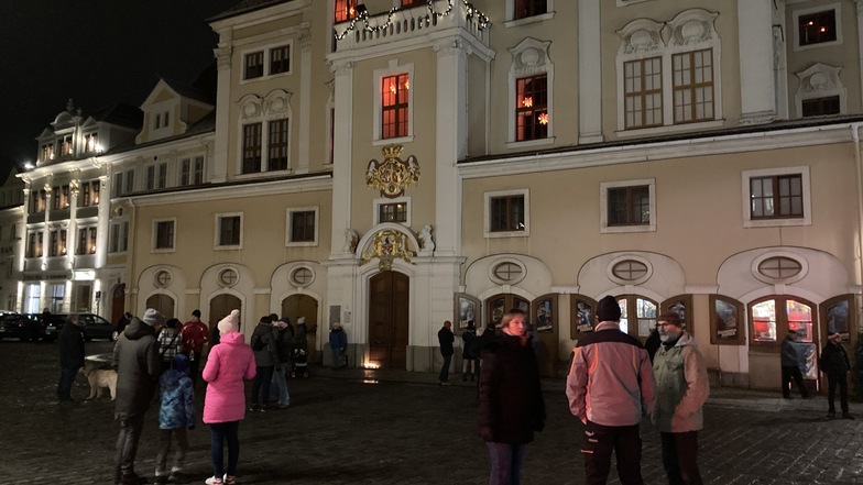 Auf dem Altmarkt in Löbau versammelten sich am Montag etwa 40 Personen und stellten Kerzen an das Rathaus.
