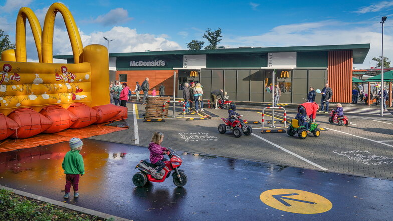 Zum Familienfest des neuen McDonald's in Ottendorf-Okrilla hat das Schnellrestaurant einiges geboten - darunter Hüpfburgen und kleine Kinderfahrzeuge.