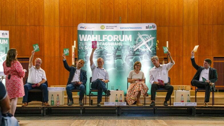 Die Direktkandidaten im Dresdner Süden auf dem Podium (v.l.)  Ingo Flemming (CDU), Christian Pinkert (AfD), Tilo Wirtz (Linke), Agnes Scharnetzky (Grüne), Albrecht Pallas (SPD) und Thomas Kunz (FDP).