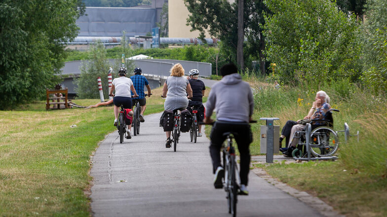 Radfahrer auf dem Elberadweg in Heidenau: Geht es bald ganz flott von Dresden nach Pirna?
