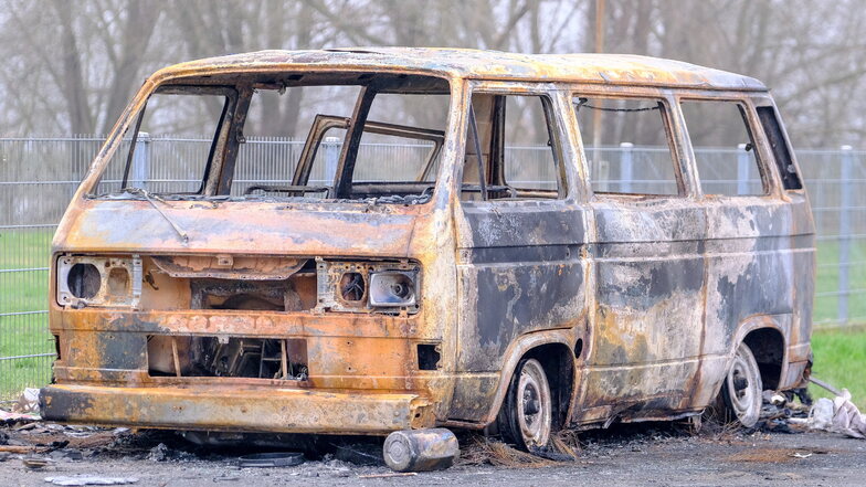Der ausgebrannte VW-Bulli steht noch auf der Festwiese. Mittlerweile wurde er kriminaltechnisch untersucht und wurde am Mittwoch eingezäunt.