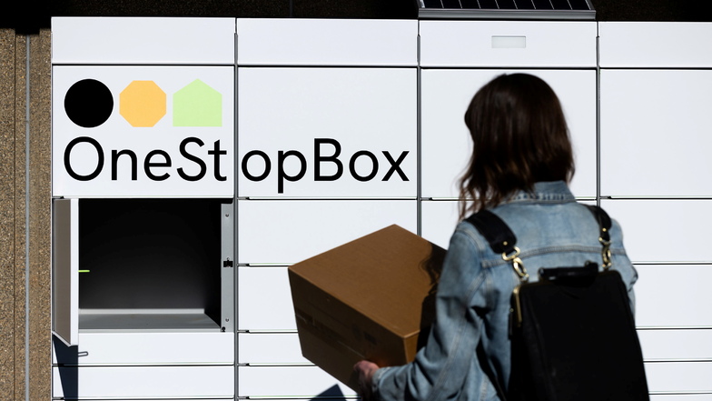 Eine Paketstation ohne Label von OneStopBox, einer Tochterfirma der Deutschen Post DHL, steht unweit der Konzernzentrale in Bonn.