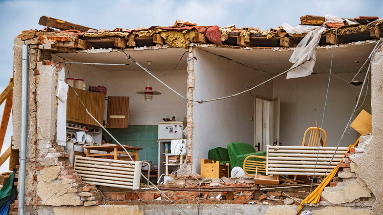 Blick auf die Ruinen eines vom Tornado zerstörten Wohnhauses im Südosten Tschechiens.