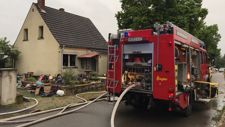 Freiwillige Feuerwehren wurden zu einem Wohnungsbrand nach Weinböhla gerufen.