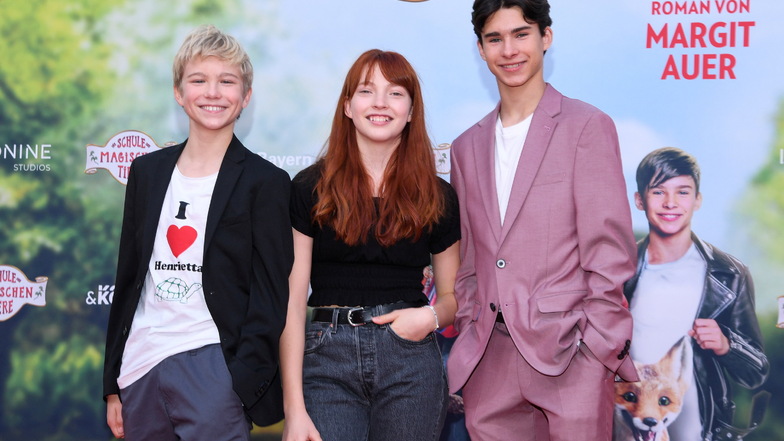 Die Kinder-Darsteller Leonard Conrads, Emilia Maier und Loris Sichrovsky bei einer Filmpremiere.
