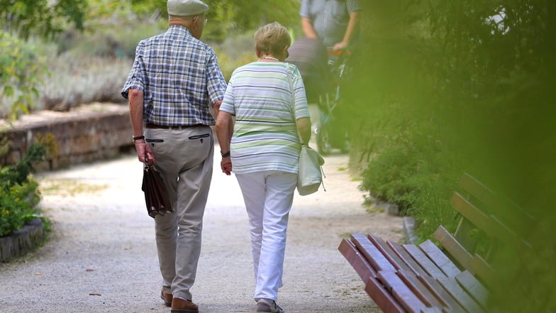 Regelmäßige Spaziergänge helfen bei Arthrose gegen Schmerzen - und beeinflussen den Fortschritt der Erkrankung.